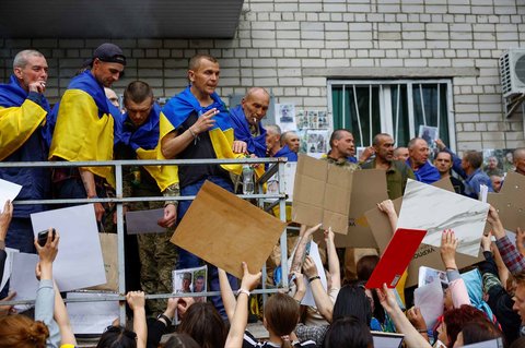 Tahanan perang Ukraina saat kembali ke negaranya setelah pertukaran tawanan perang di lokasi yang dirahasiakan di Ukraina, (24/05/2025)