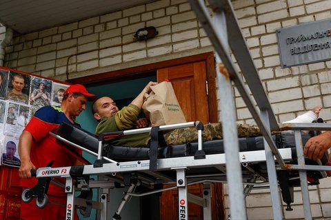 Paramedis membawa tahanan perang Ukraina  yang terluka setelah pertukaran tawanan perang di lokasi yang dirahasiakan di Ukraina, (24/05/2025)