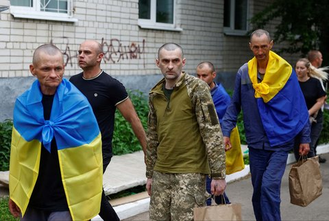 Tahanan perang Ukraina saat kembali ke negaranya setelah pertukaran tawanan perang di lokasi yang dirahasiakan di Ukraina, (24/05/2025)