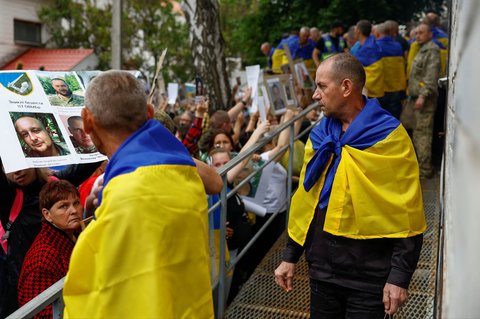 Tahanan perang Ukraina saat kembali ke negaranya setelah pertukaran tawanan perang di lokasi yang dirahasiakan di Ukraina, (24/05/2025)