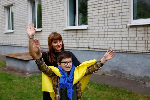 Keluarga menyambut tahanan perang Ukraina saat kembali ke negaranya setelah pertukaran tawanan perang di lokasi yang dirahasiakan di Ukraina, (24/05/2025)