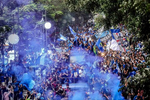 Pemain Persib Bandung melakukan pawai juara BRI Liga 1 dari Balai Kota menuju Gedung Sate, Bandung, Jawa Barat,  Minggu, (25/05/2025)..