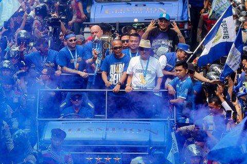 Pemain Persib Bandung melakukan pawai juara BRI Liga 1 dari Balai Kota menuju Gedung Sate, Bandung, Jawa Barat,  Minggu, (25/05/2025)..