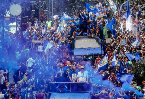 Pemain Persib Bandung melakukan pawai juara BRI Liga 1 dari Balai Kota menuju Gedung Sate, Bandung, Jawa Barat,  Minggu, (25/05/2025)..