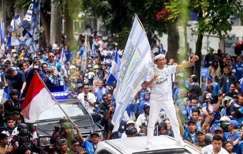 Gubernur Jawa Barat, Dedi Mulyadi, ikut merayakan Persib Bandung juara BRI Liga 1 dari Balai Kota menuju Gedung Sate, Bandung, Jawa Barat,  Minggu, (25/05/2025)
