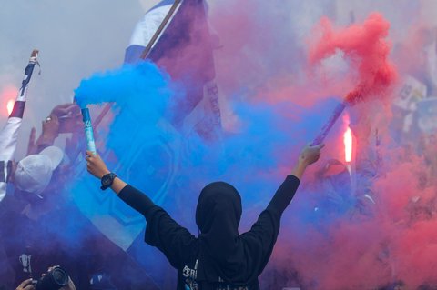Bobotoh Persib Bandung saat  pawai juara BRI Liga 1 dari Balai Kota menuju Gedung Sate, Bandung, Jawa Barat,  Minggu, (25/05/2025)..