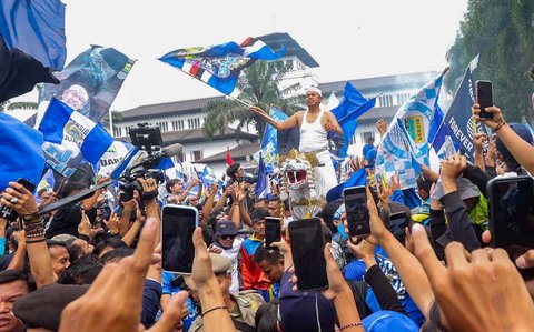 Gubernur Jawa Barat, Dedi Mulyadi, ikut merayakan Persib Bandung juara BRI Liga 1 dari Balai Kota menuju Gedung Sate, Bandung, Jawa Barat,  Minggu, (25/05/2025)