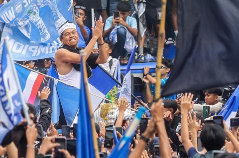 Gubernur Jawa Barat, Dedi Mulyadi, ikut merayakan Persib Bandung juara BRI Liga 1 dari Balai Kota menuju Gedung Sate, Bandung, Jawa Barat,  Minggu, (25/05/2025)