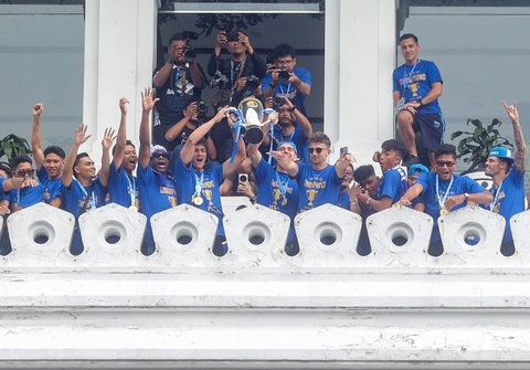 Pemain Persib Bandung melakukan pawai juara BRI Liga 1 dari Balai Kota menuju Gedung Sate, Bandung, Jawa Barat,  Minggu, (25/05/2025)..