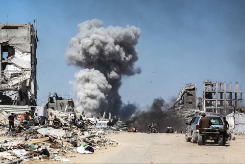 Warga  menyaksikan asap mengepul menyusul serangan udara Israel di Jabalia, di Jalur Gaza utara, Minggu (25/05/2025).