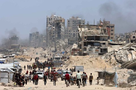 Warga Palestina mengangkut barang-barang mereka saat mereka melarikan diri dari Jalur Gaza utara ke selatan, di sepanjang jalan pesisir al-Rashid, Minggu (25/05/2025).