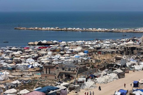 Tenda-tenda didirikan sebagai tempat penampungan sementara bagi warga Palestina yang mengungsi di sepanjang garis pantai Kota Gaza,  Minggu (25/05/2025).
