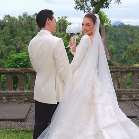 Sebenarnya video ini cuma asik-asikan aja nggak beneran mereka yang dapat lemparan buket bunga. Tapi di caption Luna seakan menuliskan siapa nih sebentar lagi yang akan melangkah ke jenjang pernikahan setelah dirinya dan Maxime.