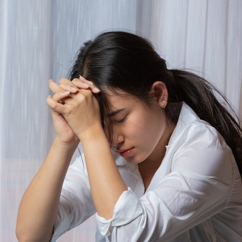 Saat stres berlangsung terus-menerus, tubuh kita akan memproduksi kortisol secara berlebihan. Akibatnya, lemak mudah menumpuk di perut dan susah hilang meski sudah diet dengan ketat. (Foto dok: freepik/jcomp).