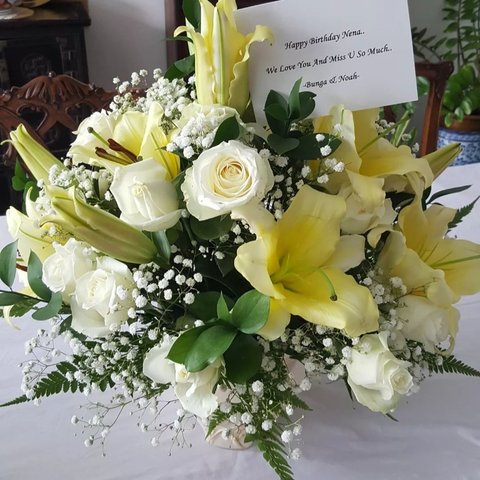 Meski jauh BCL dan Noah mengirimkan kado khusus Mereka memilih buket bunga yang diberi ucapan manis BCL dan Noah mengungkapkan kerinduan mereka pada Sang Nena