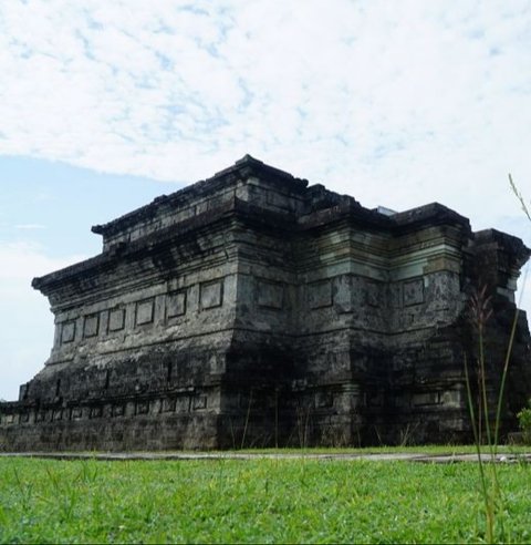 Ratusan umat Buddha di Tulungagung menggelar ritual Atthami Puja di Candi Gayatri, memperingati kremasi Sang Buddha dan menghormati sejarah Candi sebagai situs suci peninggalan Majapahit.