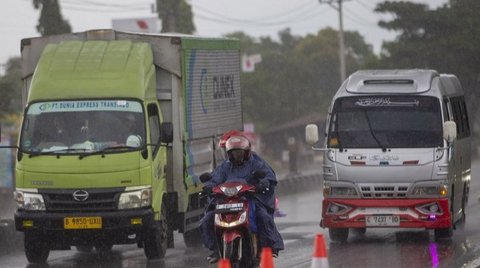 Badan Meteorologi, Klimatologi, dan Geofisika (BMKG) memprediksi potensi hujan dengan intensitas bervariasi di sejumlah kota di Indonesia selama akhir pekan ini, disertai potensi petir di beberapa wilayah.