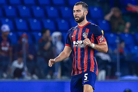 Ilustrasi - Jordi Amat dengan klub baru Johor Darul Ta'zim (Bola.com/Adreanus Titus)