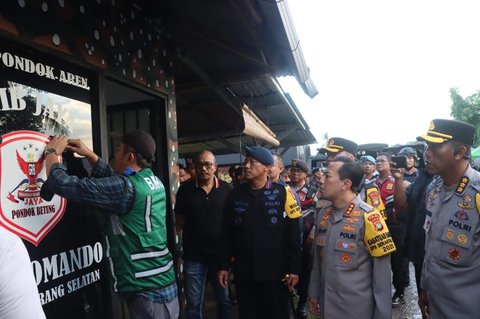 Aparat kepolisian Polda Metro Jaya Metro saat membongkar bangunan markas GRIB Jaya di atas lahan milik Badan Meteorologi, Klimatologi, dan Geofisika (BMKG) di kawasan Pondok Betung, Pondok Aren, Tangerang Selatan, Banten, pada Sabtu (24/5/2025).