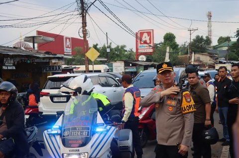 Aparat kepolisian Polda Metro Jaya Metro saat membongkar bangunan markas GRIB Jaya di atas lahan milik Badan Meteorologi, Klimatologi, dan Geofisika (BMKG) di kawasan Pondok Betung, Pondok Aren, Tangerang Selatan, Banten, pada Sabtu (24/5/2025).