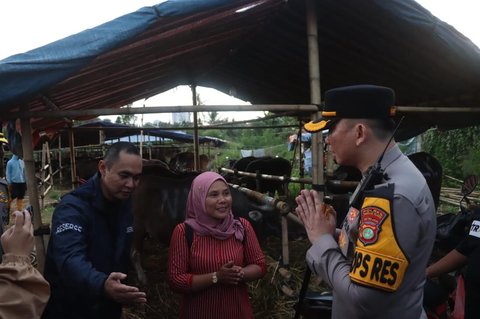 Aparat kepolisian Polda Metro Jaya Metro saat membongkar bangunan markas GRIB Jaya di atas lahan milik Badan Meteorologi, Klimatologi, dan Geofisika (BMKG) di kawasan Pondok Betung, Pondok Aren, Tangerang Selatan, Banten, pada Sabtu (24/5/2025).