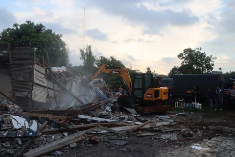 Aparat kepolisian Polda Metro Jaya Metro saat membongkar bangunan markas GRIB Jaya di atas lahan milik Badan Meteorologi, Klimatologi, dan Geofisika (BMKG) di kawasan Pondok Betung, Pondok Aren, Tangerang Selatan, Banten, pada Sabtu (24/5/2025).
