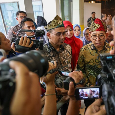 Menbud Fadli Zon Bicara Penulisan Ulang Sejarah Indonesia