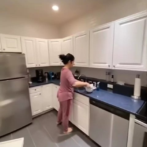 7 Potret Dapur Mewah ala Eropa Annisa Pohan, Perabotan Canggih - Mesin Pembuat Kopi Hingga Dishwasher