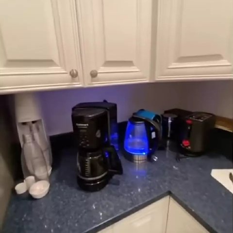 7 Potret Dapur Mewah ala Eropa Annisa Pohan, Perabotan Canggih - Mesin Pembuat Kopi Hingga Dishwasher