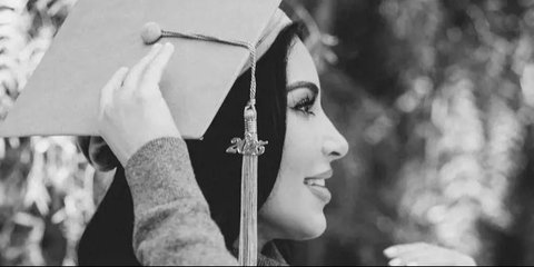 Kim Kardashian saat Lulus Program Studi Hukum di Usia 44 Tahun. [@kimkardashian]