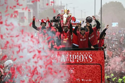 Para pemain Liverpool memperlihatkan trofi Liga Premiere Inggris 2024/2025 selama pawai juara di Kota Merseyside, Inggris, pada Senin (26/5/2025).