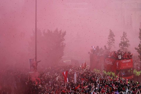 Pusat kota memerah dipenuhi lautan suporter yang menghadiri pawai juara.
