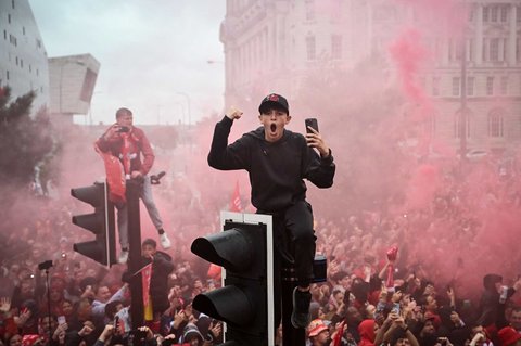 Namun, euforia dan kegembiraan pesta juara Liverpoool ini berubah menjadi petaka setelah sebuah mobil menabrak kerumunan suporter.