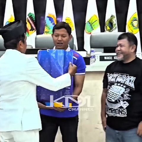 Dedi Serahkan Bonus