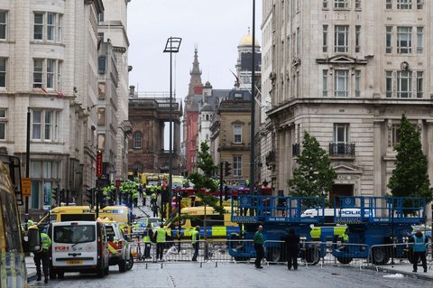 Kepolisian Merseyside segera mengamankan situasi dan menangkap seorang pria berusia 53 tahun yang diduga sebagai pengemudi. Saat ini, pelaku tengah menjalani proses penyelidikan lebih lanjut.