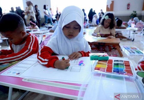 Badan Nasional Penanggulangan Bencana (BNPB) edukasi anak-anak di NTB tentang kesiapsiagaan bencana melalui lomba mewarnai bertema gempa bumi dalam rangka Hari Kesiapsiagaan Bencana 2025.