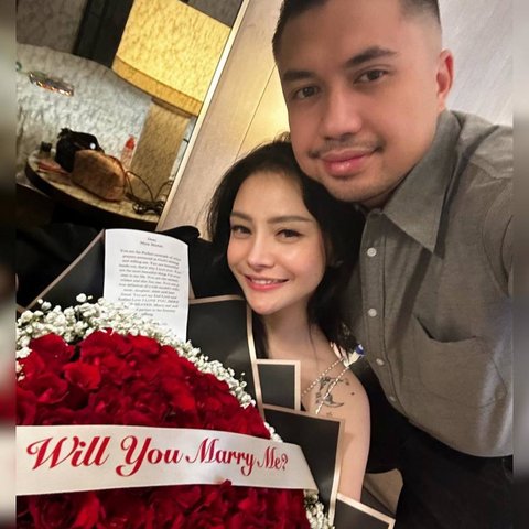 Mawar AFI Resmi Dilamar Kevin Wazeng! Pria Misterius yang Beri Kejutan Romantis dengan Bunga Mawar Merah