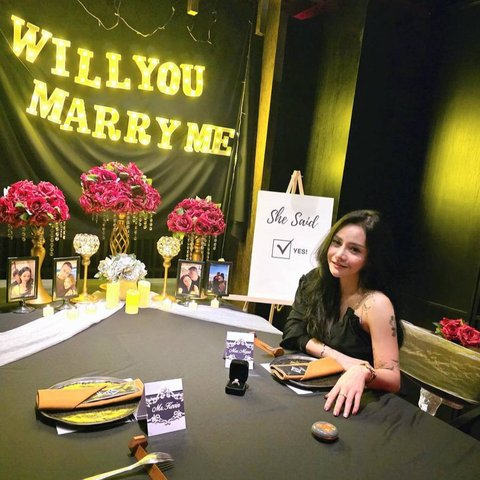 Mawar yang sudah kesengsem dengan Kevin tak punya alasan untuk menolak lamaran sang kekasih.