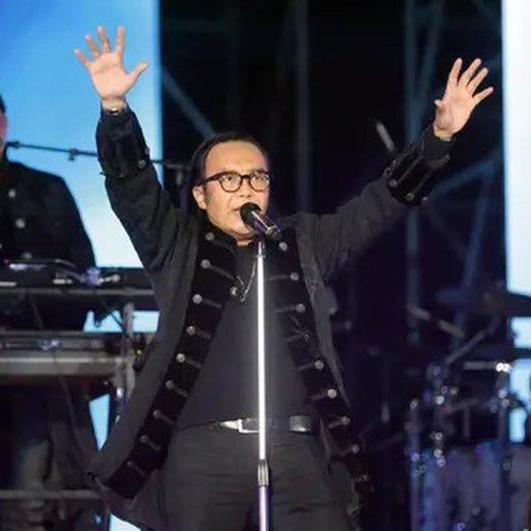 Ari Lasso tampil bersama grup band Dewa 19 pada konser bertajuk Pesta Rakyat 30 Years of Careers Dewa 19 di Jakarta International Stadium, Jakarta, Sabtu (4/2/2023). Ari Lasso tampil denga
