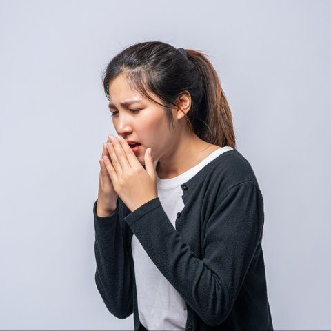 Batuk Biasa atau Gejala Pneumonia? Kenali Perbedaannya