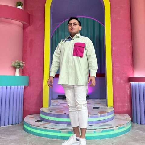 Meski sempat bercanda soal kriteria pasangan, Nassar mengaku banyak teman yang sudah mencoba menjodohkannya.