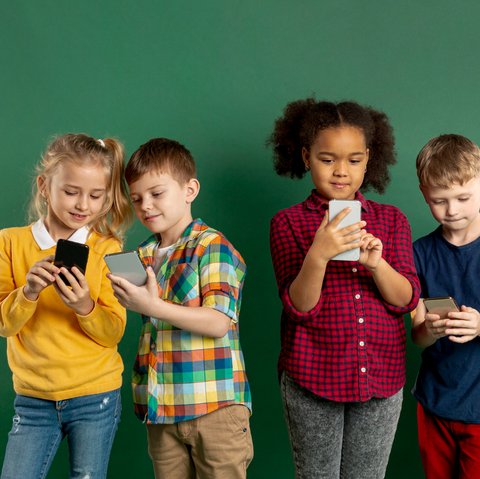 Ilustrasi Anak-anak Bermain Gadget (&copy;Freepik)