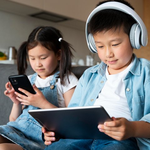 Ilustrasi Anak-anak Menggunakan Gadget (&copy;Freepik)