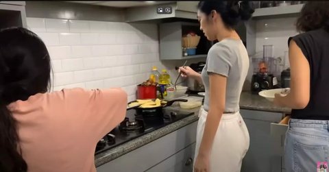 7 Potret Dapur di Rumah Bimbim Slank, Dilengkapi Mini Bar Bernuansa Klasik dengan Toples Jadul