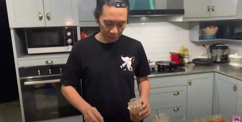 7 Potret Dapur di Rumah Bimbim Slank, Dilengkapi Mini Bar Bernuansa Klasik dengan Toples Jadul