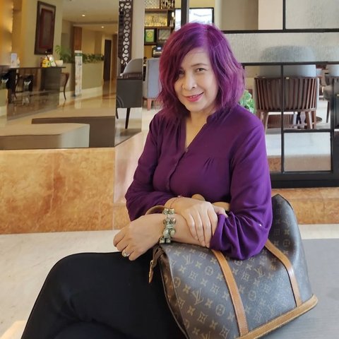 Tercatat, Iriana pernah bergabung dengan grup tari Swara Maharddhika pimpinan Guruh Soekarnoputra. Bersama grup tersebut Irianti pernah tampil di Nairobi hingga Kenya.