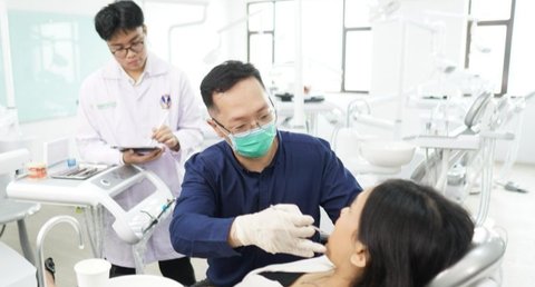 Indonesia kekurangan dokter gigi, mengancam kesehatan masyarakat; solusi dibutuhkan melalui pendidikan kedokteran gigi berkualitas dan distribusi tenaga yang merata.