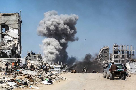 Warga Palestina mengangkut barang-barang mereka saat mereka melarikan diri dari Jalur Gaza utara ke selatan, di sepanjang jalan pesisir al-Rashid, Minggu (25/05/2025).