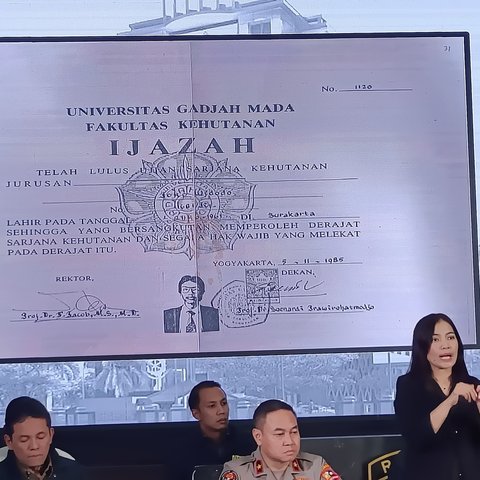 Bareskrim perlihatkan ijazah Jokowi.