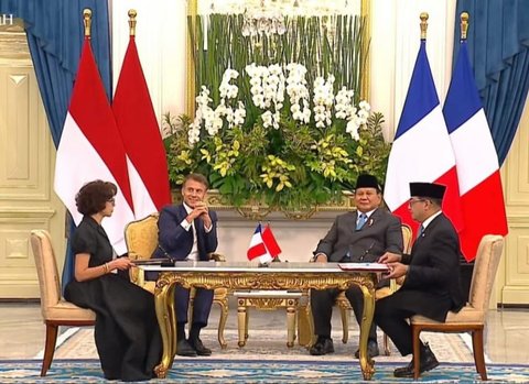 Menteri Ekraf Teuku Riefky Harsya Teken Kerja Sama Bilateral Ekonomi Kreatif di Hadapan Prabowo-Macron